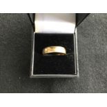 18CT GOLD BAND SIZE R 10.1G