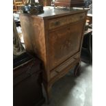20TH CENTURY ITALIAN WALNUT AND MARKETRY INLAYED DRINKS CABINET WITH AN ARRANGEMENT OF DRAWERS AND