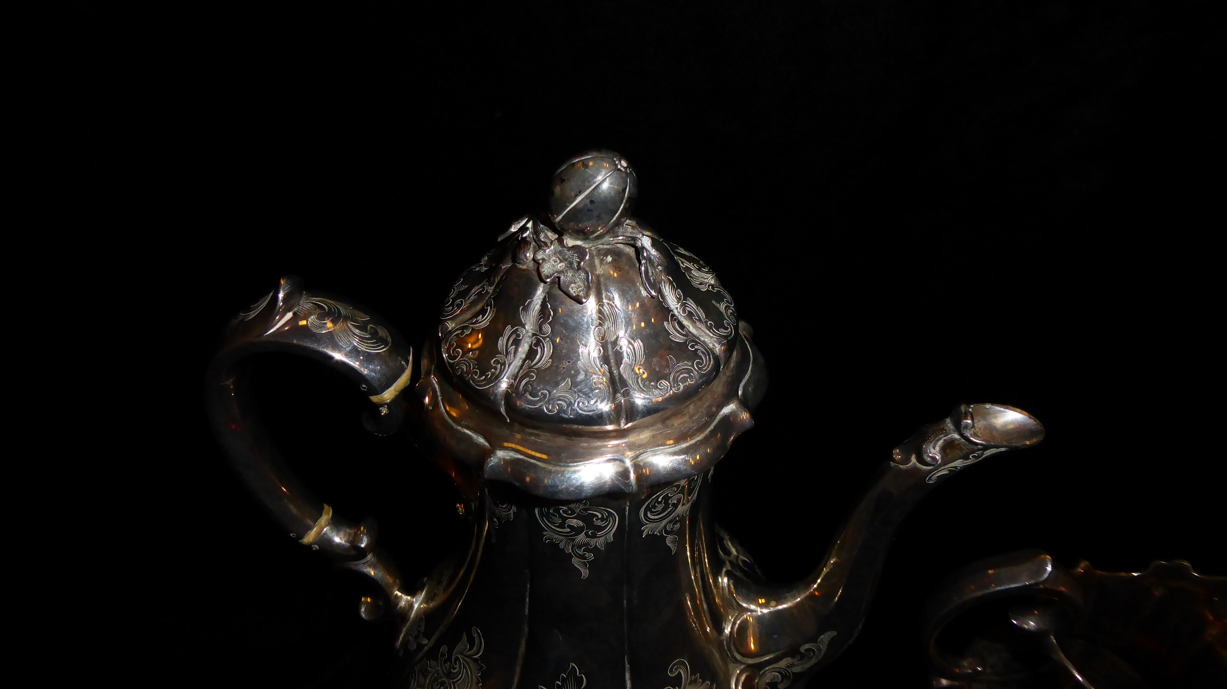 A VICTORIAN SILVER COFFEE POT AND CREAM JUG Having a melon form finial with fluted body, - Image 2 of 4