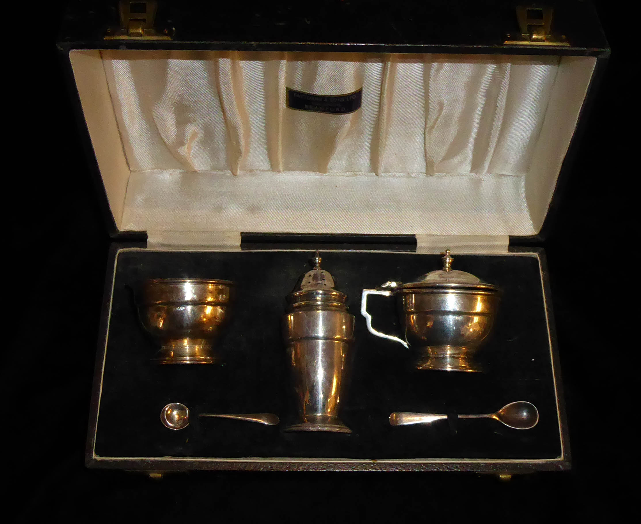 A CASED ART DECO SILVER CRUET SET Comprising a salt, pepper and mustard pot, with blue glass - Image 2 of 2