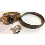 A 19TH CENTURY ETRUSCAN REVIVAL GILT METAL AND AGATE BANGLE Set with a central stone surrounded by