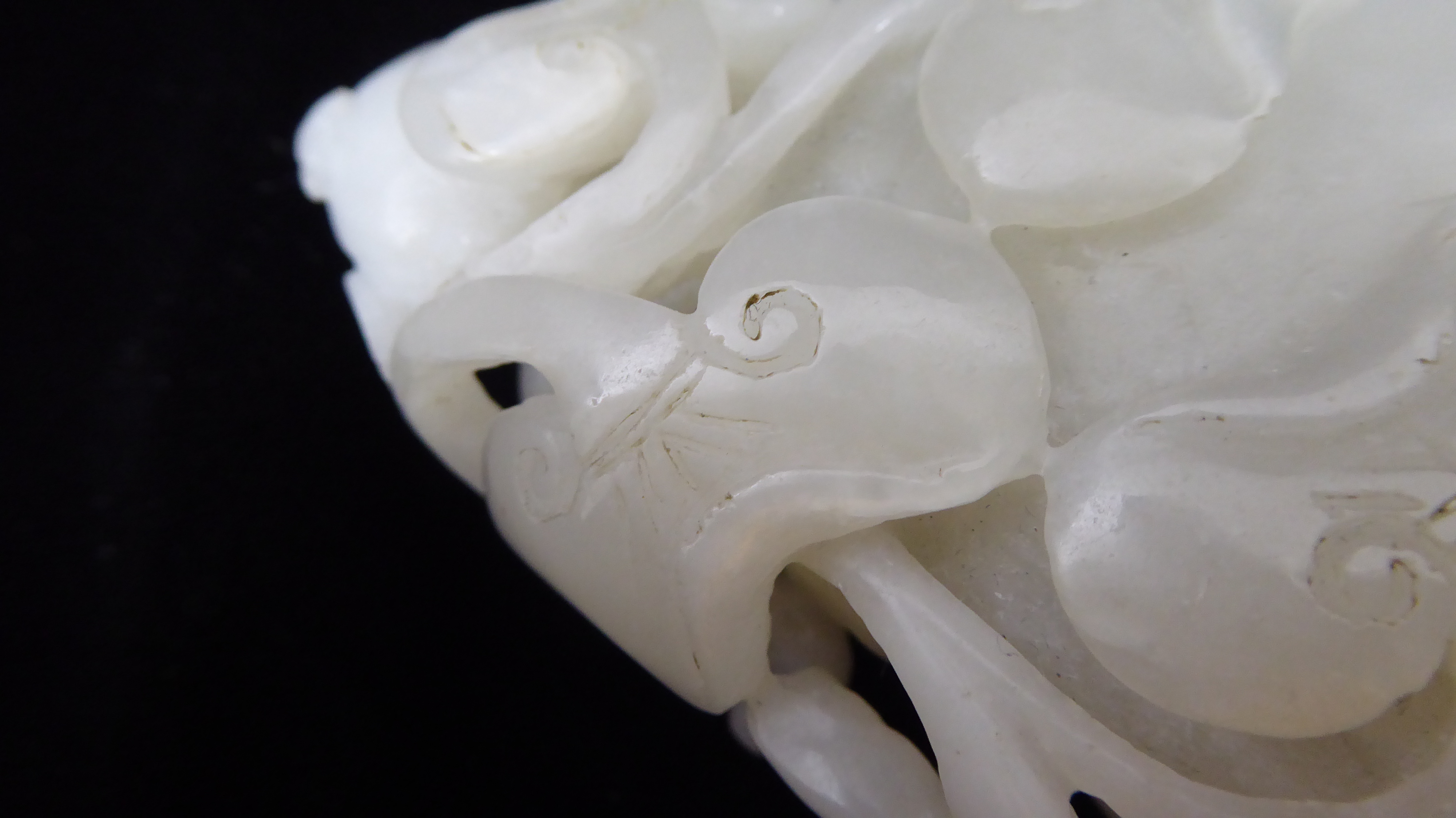 AN 18TH CENTURY WHITE CHINESE JADE PAPERWEIGHT CARVED IN HIGH RELIEF AS BUDDHA FINGERS With - Image 4 of 5