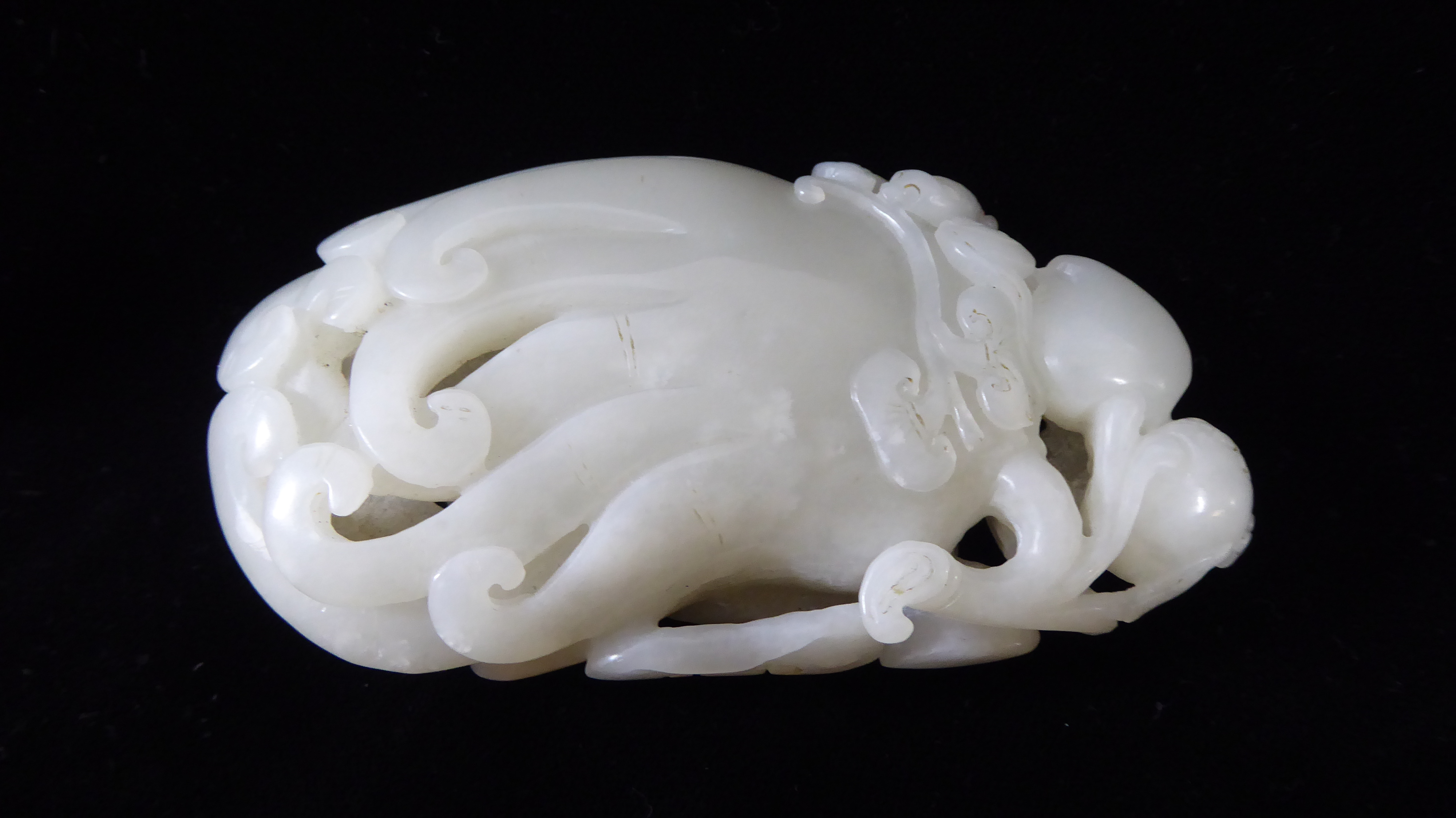 AN 18TH CENTURY WHITE CHINESE JADE PAPERWEIGHT CARVED IN HIGH RELIEF AS BUDDHA FINGERS With - Image 2 of 5