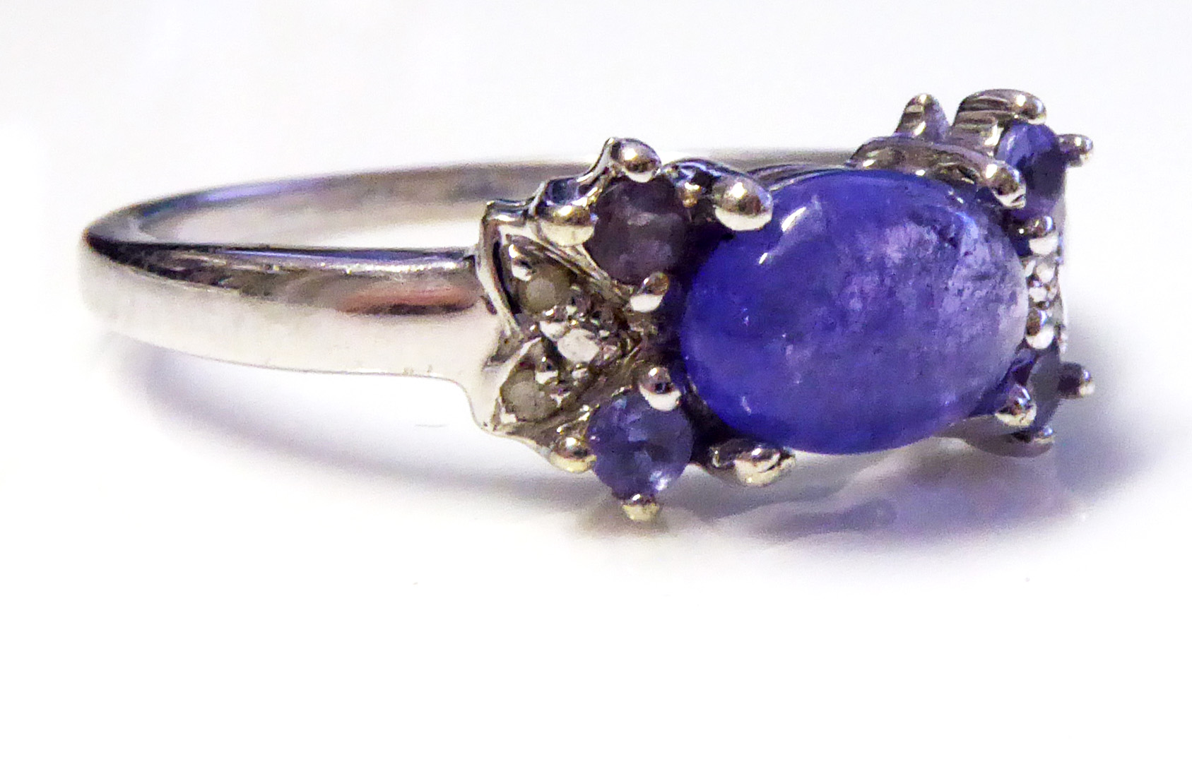 A VINTAGE 18CT WHITE GOLD AND PASTE SET RING Having a single cabochon cut paste stone (size N).