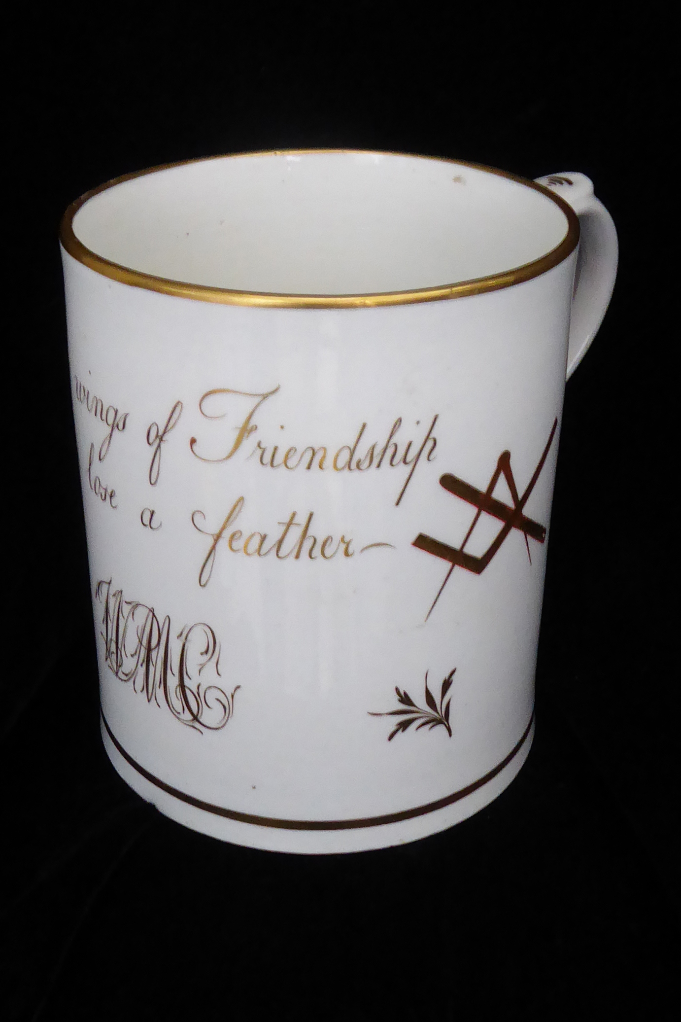 AN ENGLISH PORCELAIN CYLINDRICAL MUG Decorated in gilt and detailed in iron red with Masonic symbols - Image 3 of 5