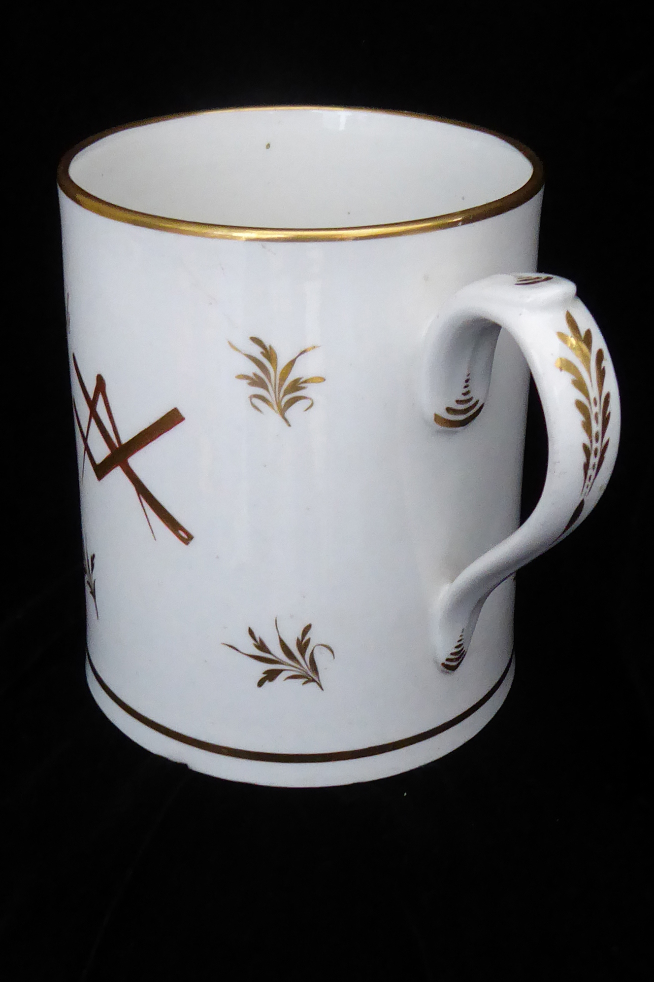 AN ENGLISH PORCELAIN CYLINDRICAL MUG Decorated in gilt and detailed in iron red with Masonic symbols - Image 4 of 5