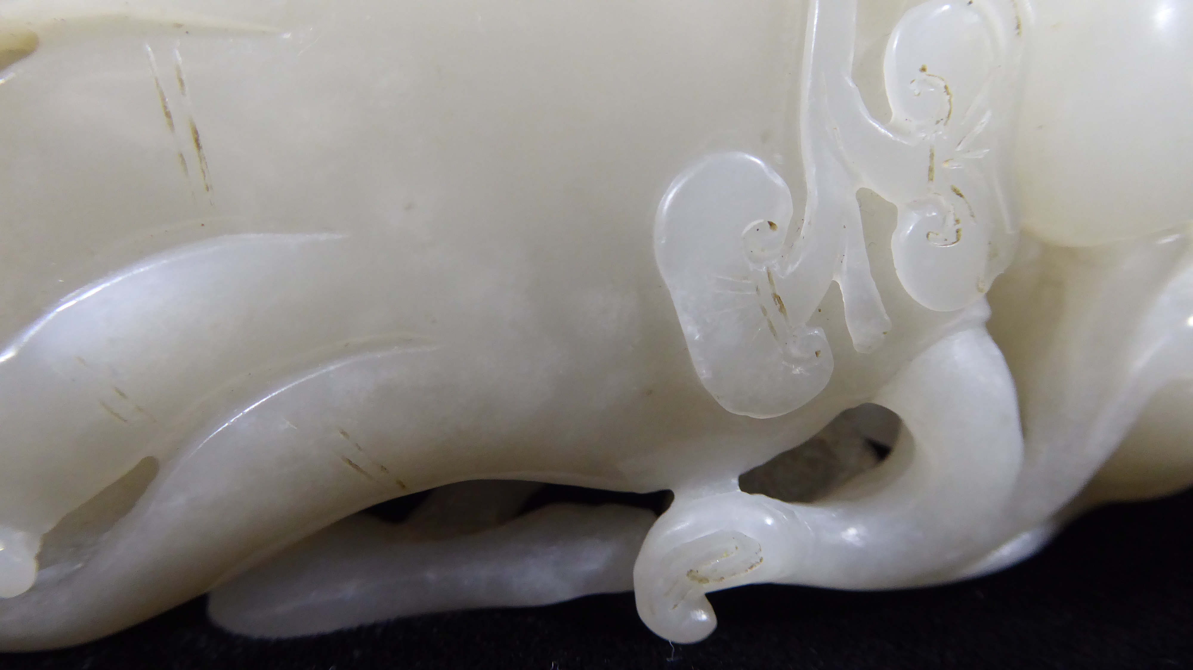 AN 18TH CENTURY WHITE CHINESE JADE PAPERWEIGHT CARVED IN HIGH RELIEF AS BUDDHA FINGERS With - Image 5 of 5