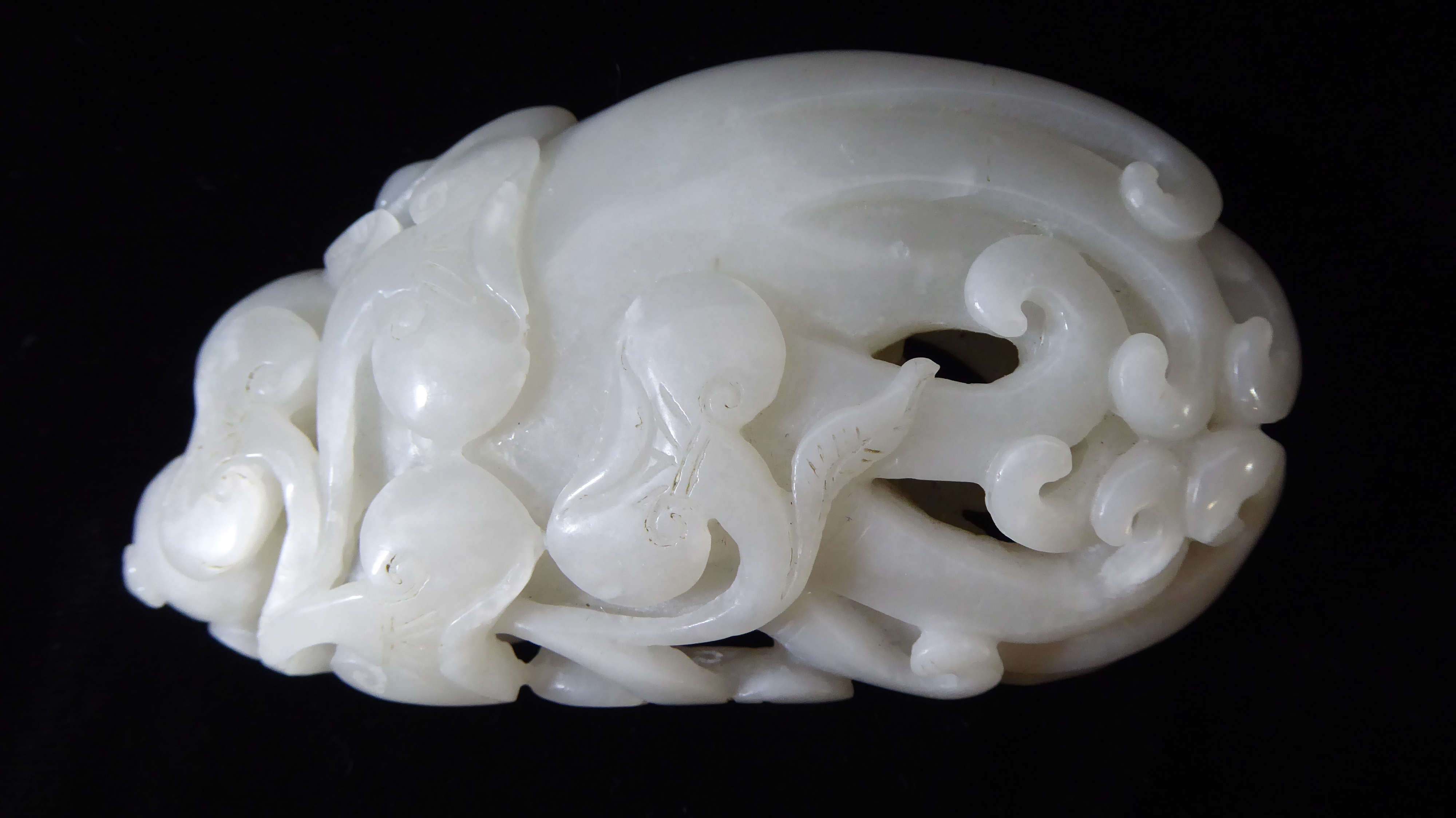 AN 18TH CENTURY WHITE CHINESE JADE PAPERWEIGHT CARVED IN HIGH RELIEF AS BUDDHA FINGERS With
