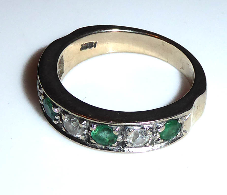 AN 18CT GOLD, DIAMOND AND EMERALD RING (size O).