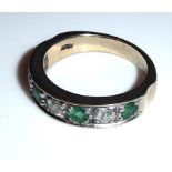 AN 18CT GOLD, DIAMOND AND EMERALD RING (size O).