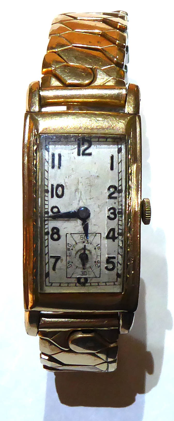 AN ART DECO 14CT GOLD FILLED CURVEX GENT'S WRISTWATCH The rectangular form with Arabic number
