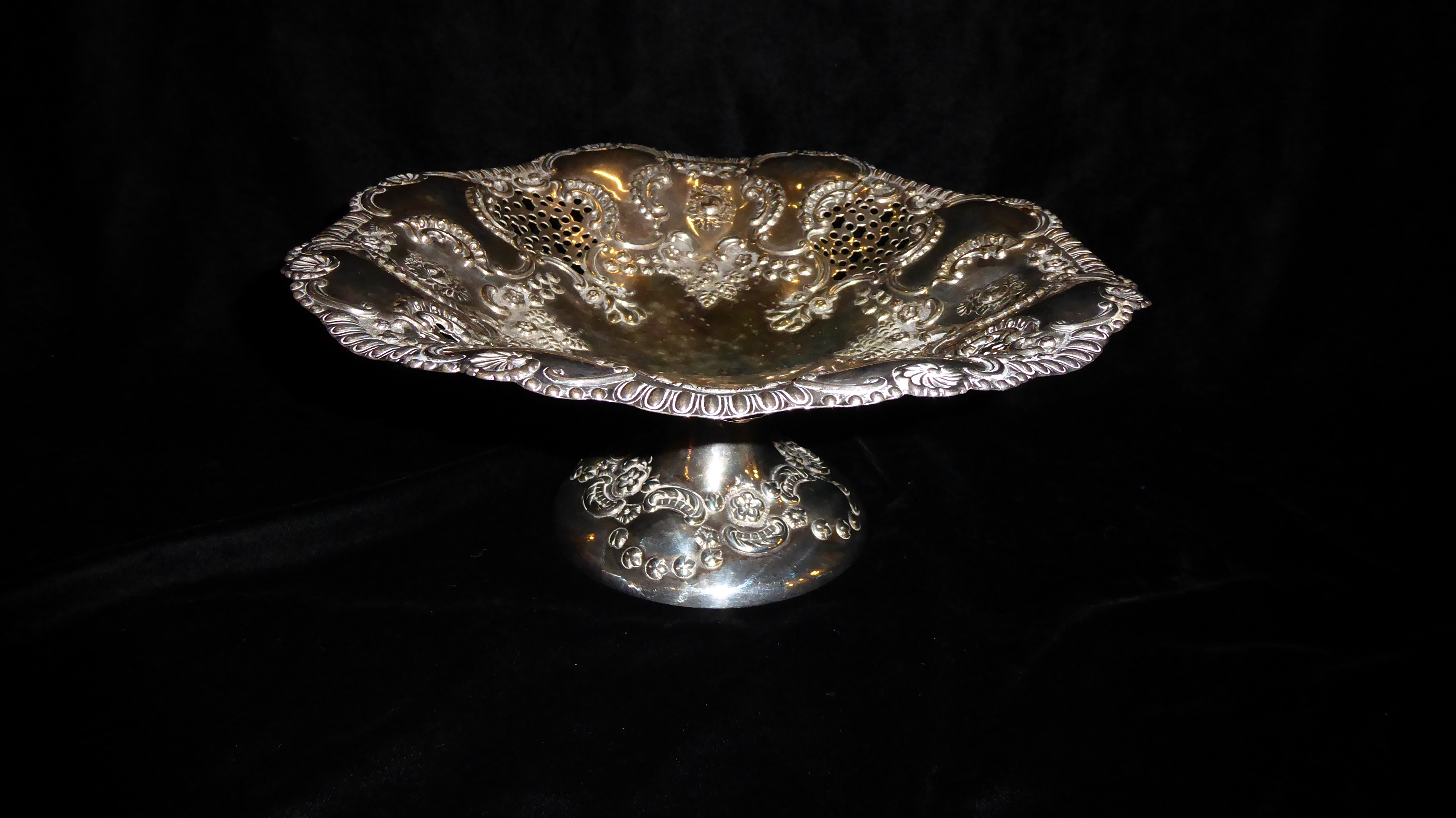 MAPPIN WEBB, AN EARLY EDWARDIAN SILVER TAZZA Having a gadrooned border with shell motifs, pierced