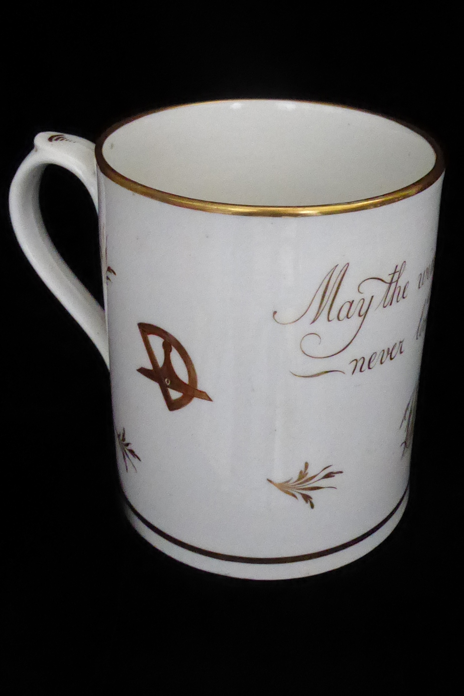 AN ENGLISH PORCELAIN CYLINDRICAL MUG Decorated in gilt and detailed in iron red with Masonic symbols - Image 2 of 5