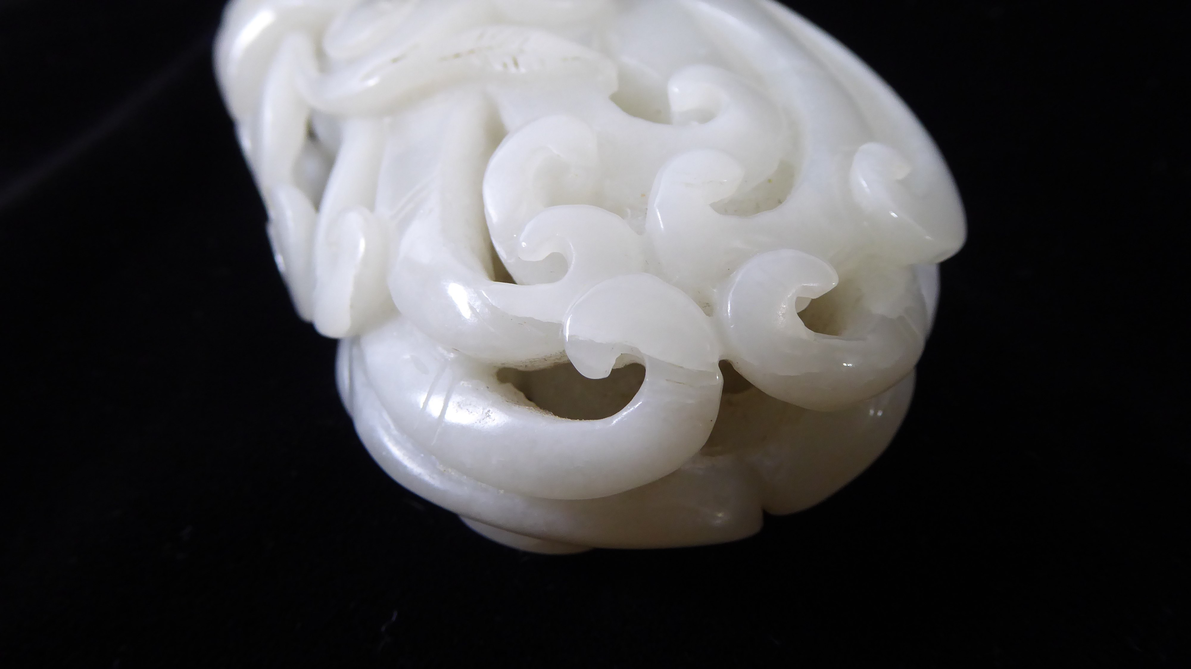 AN 18TH CENTURY WHITE CHINESE JADE PAPERWEIGHT CARVED IN HIGH RELIEF AS BUDDHA FINGERS With - Image 3 of 5