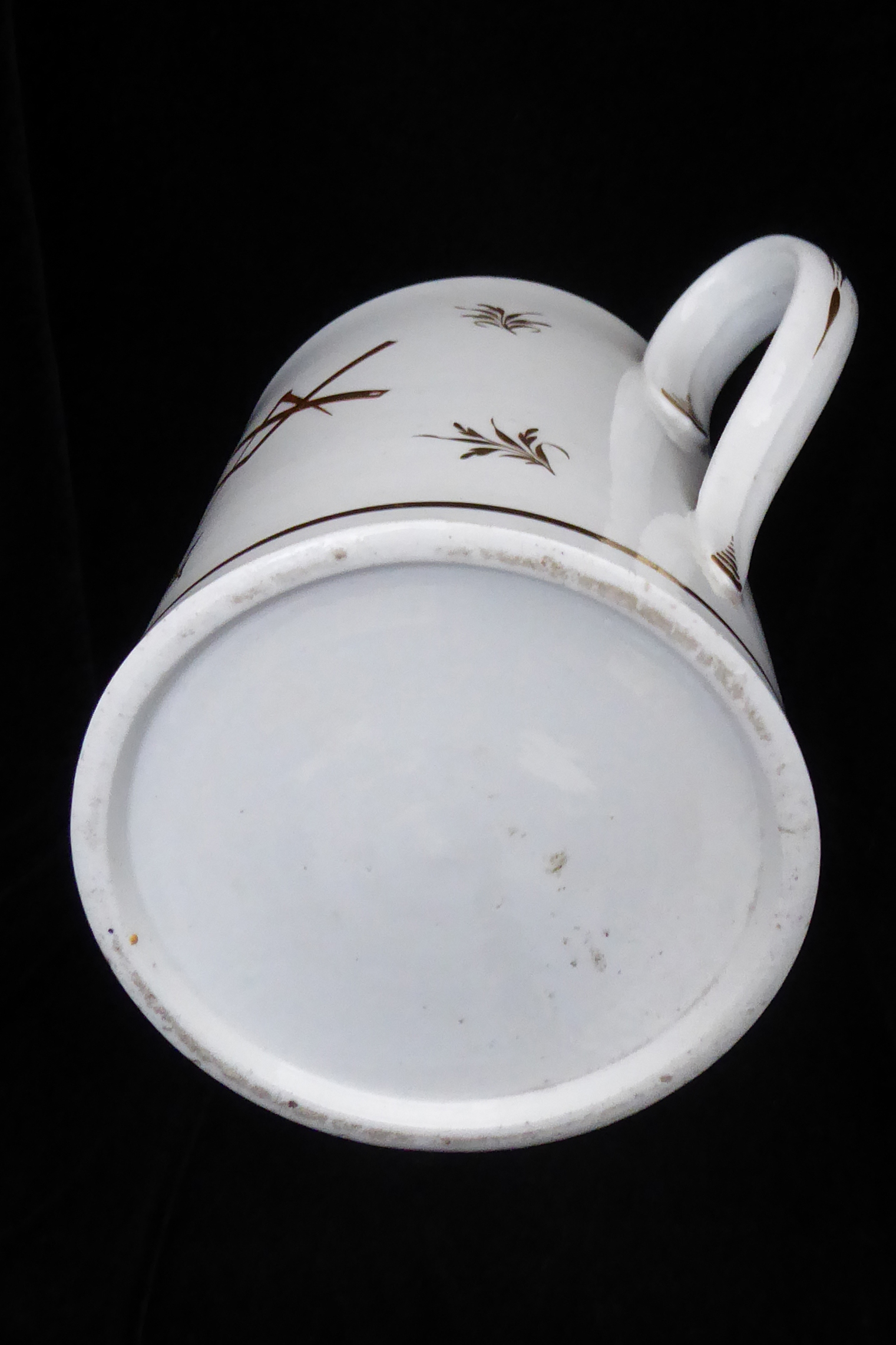 AN ENGLISH PORCELAIN CYLINDRICAL MUG Decorated in gilt and detailed in iron red with Masonic symbols - Image 5 of 5