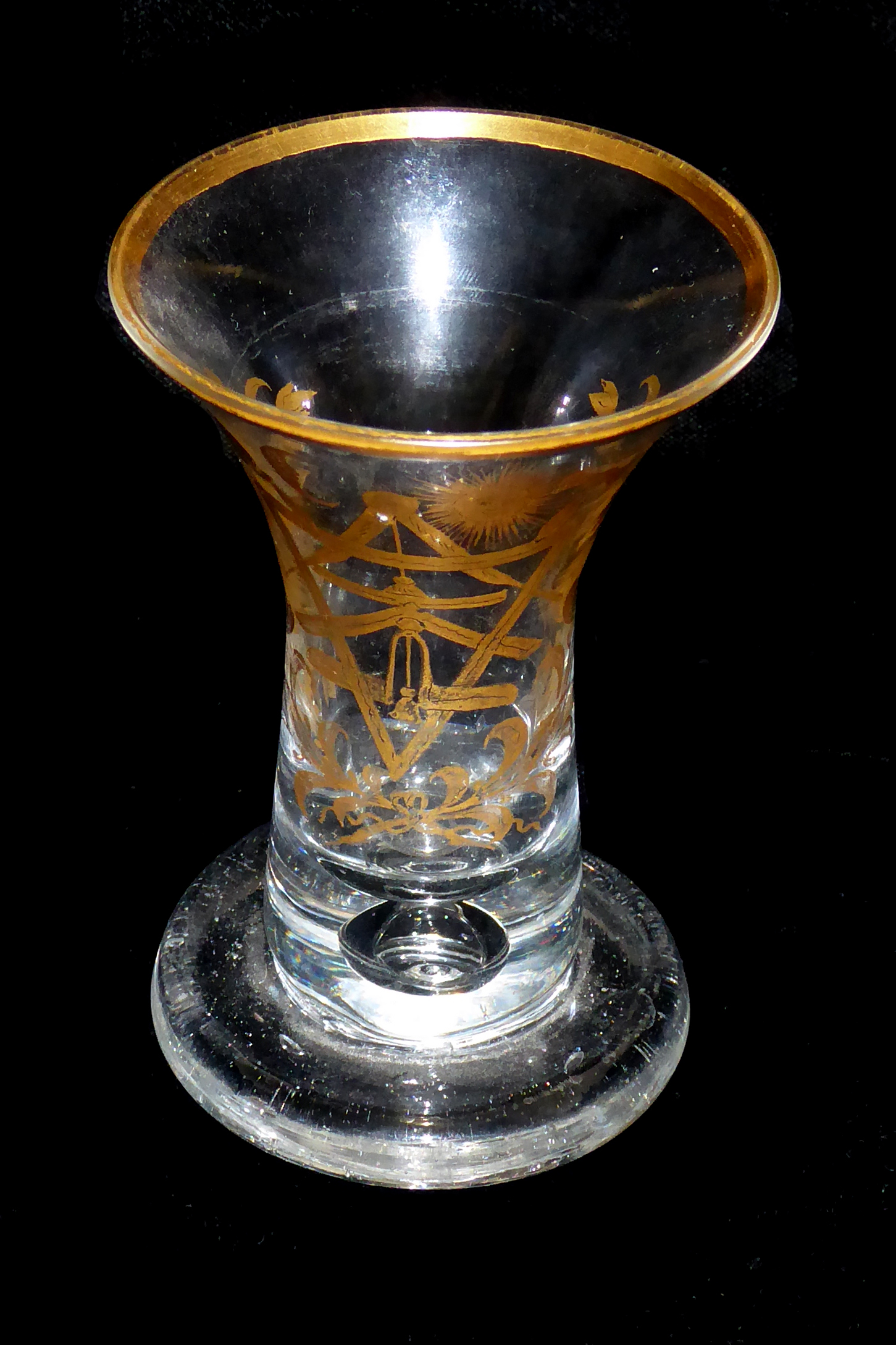 A LATE 18TH CENTURY AMERICAN FIRING GLASS With trumpet bowl finely gilded with Masonic symbols