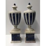 A PAIR OF WITH MARBLE AND LAPIS LAZULI URNS OF CLASSICAL DESIGN. (38cm)