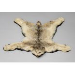 A 20TH TAXIDERMY CANADA LYNX SKIN RUG WITH MOUNTED HEAD. (l 79cm x w 86cm)