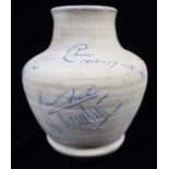 CHU CHIN CHOW FOR WEDGWOOD, A SIGNED POTTERY VASE. (17cm)