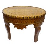 A 20TH CENTURY MARQUETRY INLAID SPECIMEN CIRCULAR TABLE With crossbanding and floral decoration