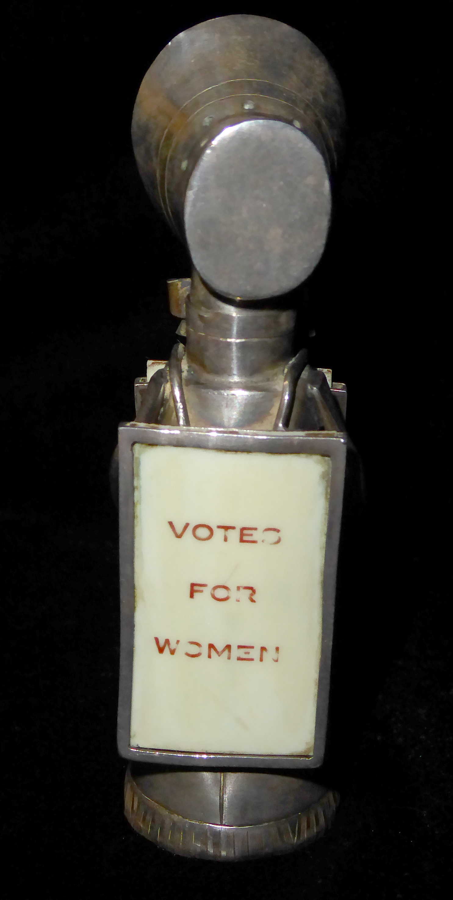 AN EDWARDIAN NOVELTY SILVER SUFFRAGETTE PEPPER POT Wearing a bonnet and holding two ivorine - Image 3 of 6