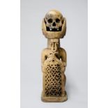 A LATE 19TH/EARLY 20TH CENTURY KORWAR TRIBE ANCESTOR HUMAN SKULL ON A CARVED WOODEN PEDESTAL. (h