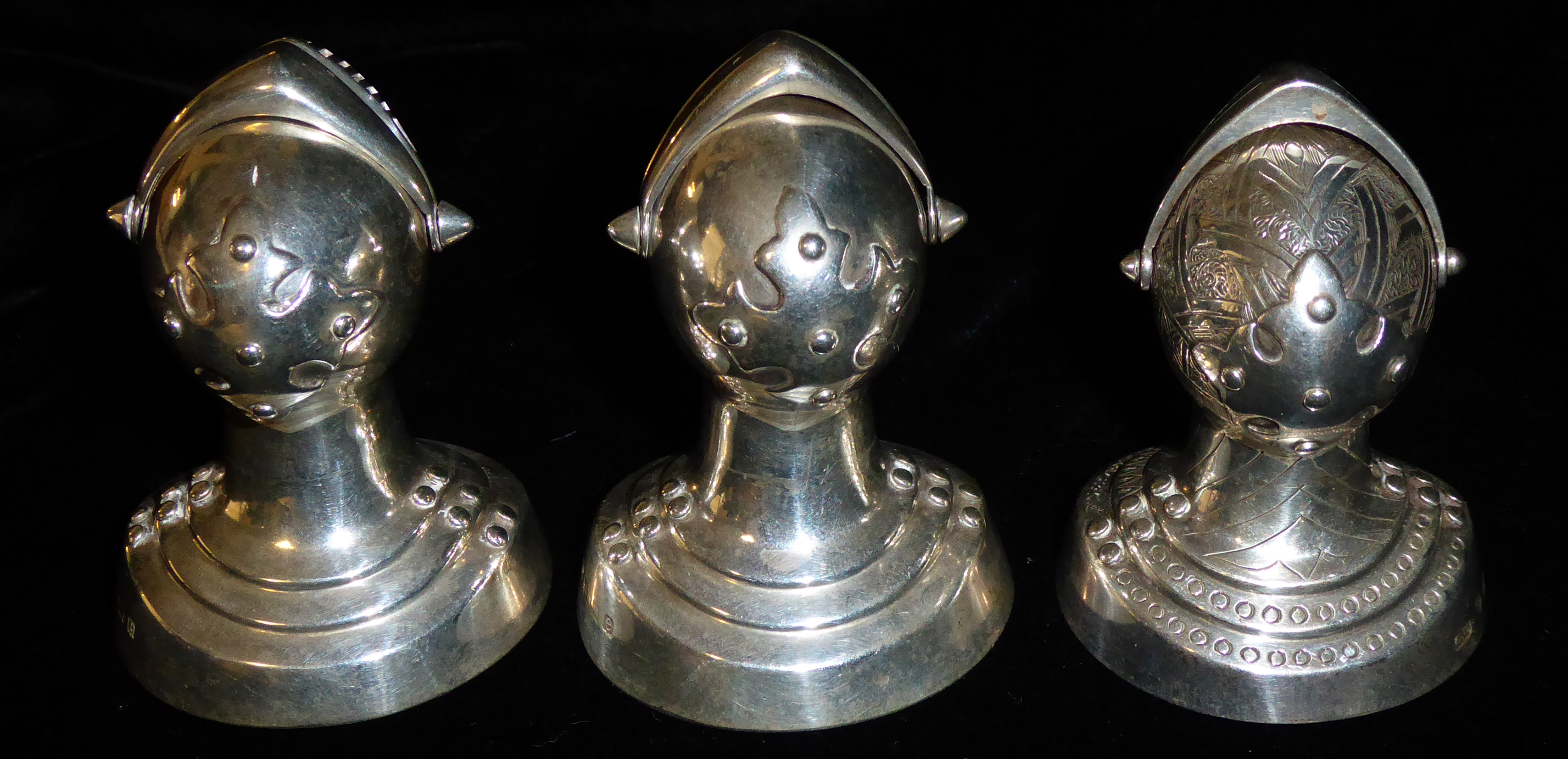 GEORGE UNITE, A COLLECTION OF THREE VICTORIAN AND LATER NOVELTY SILVER PEPPER POTS Modelled as a - Image 5 of 6