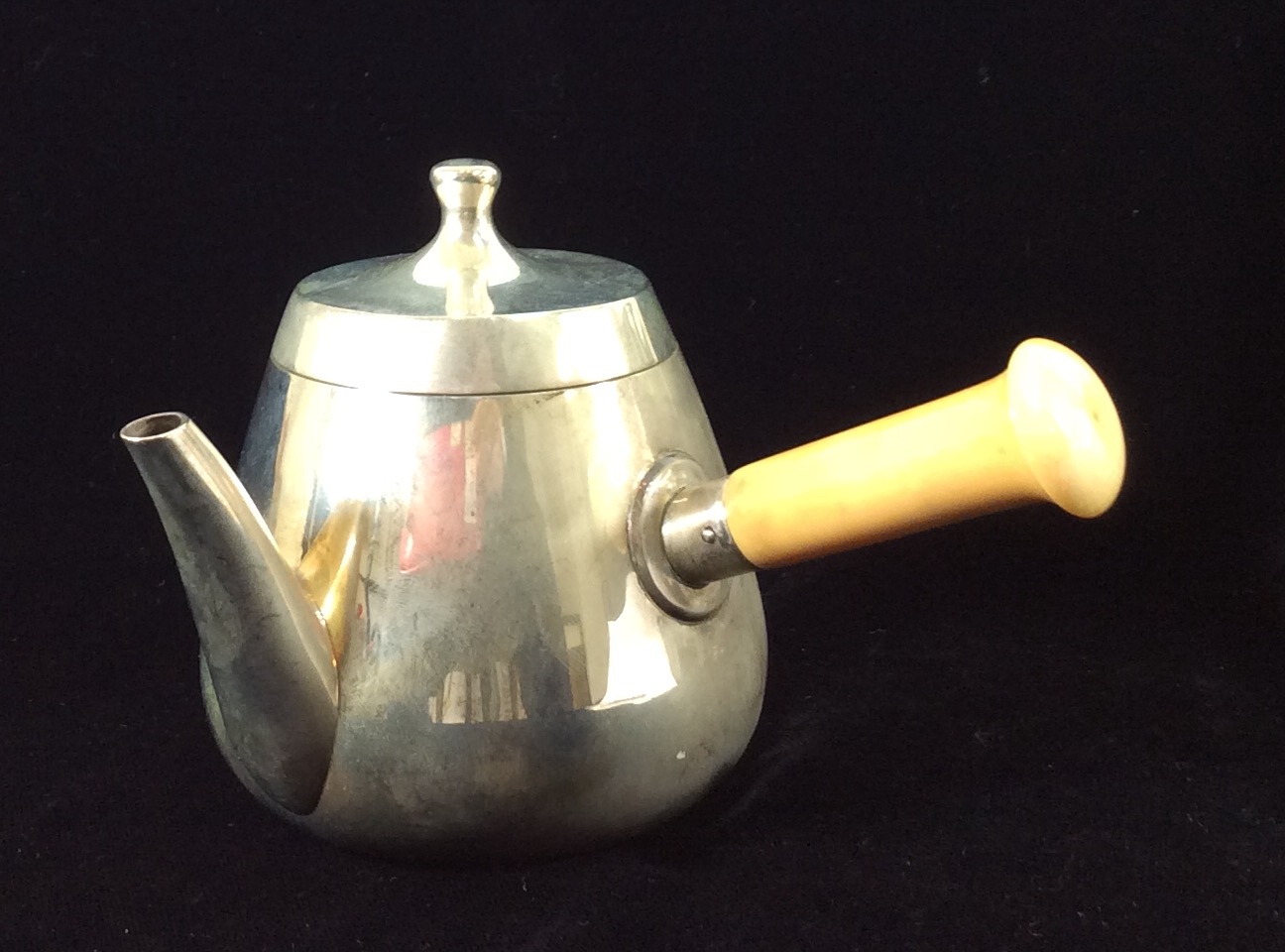 AN EDWARDIAN SCOTTISH SILVER CHOCOLATE POT Plain cylindrical form with ivory handle, hallmarked