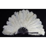 A LATE 19TH/EARLY 20TH CENTURY OSTRICH FEATHER AND TORTOISESHELL FAN. (l 50cm)