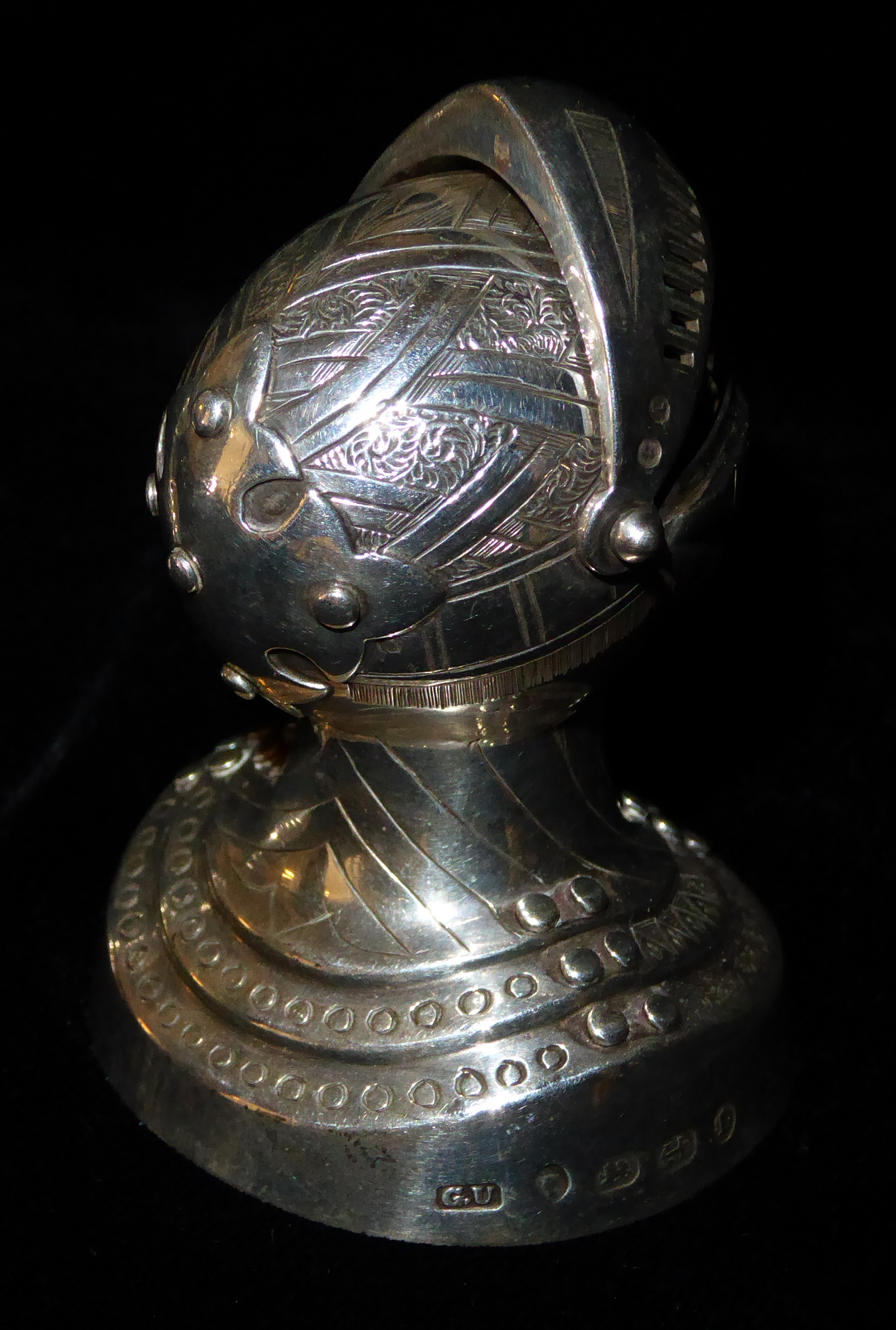 GEORGE UNITE, A COLLECTION OF THREE VICTORIAN AND LATER NOVELTY SILVER PEPPER POTS Modelled as a - Image 4 of 6