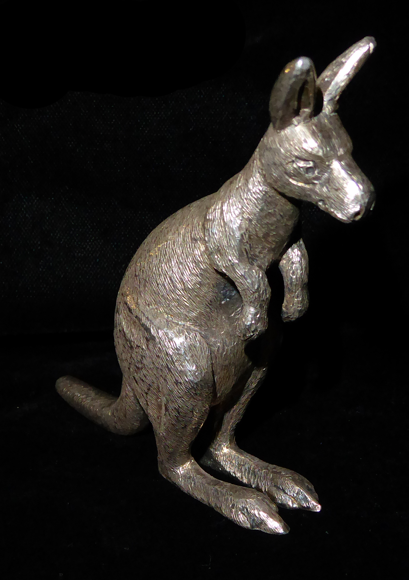 A LATE 19TH/EARLY 20TH CENTURY AUSTRALIAN SILVER KANGAROO FIGURE Standing pose with fine engraved - Image 3 of 6