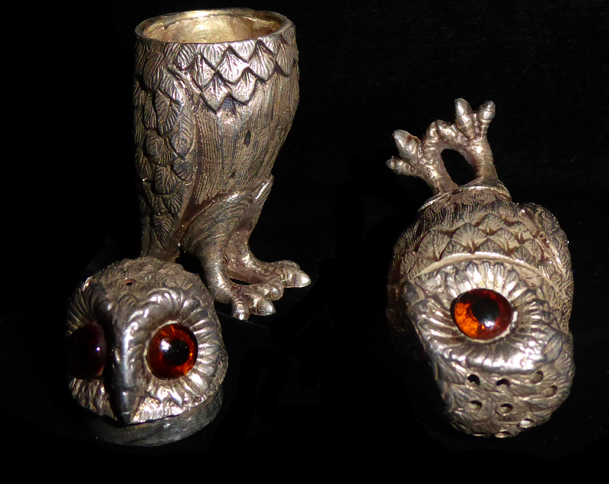 A PAIR OF NOVELTY SILVER OWL PEPPER POTS The detachable heads set with amber glass eyes and embossed - Image 4 of 4