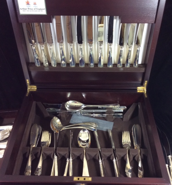 A MILLENNIUM HALLMARKED SILVER CANTEEN OF CUTLERY Comprising 151 pieces, rattail pattern, hallmarked - Image 2 of 3