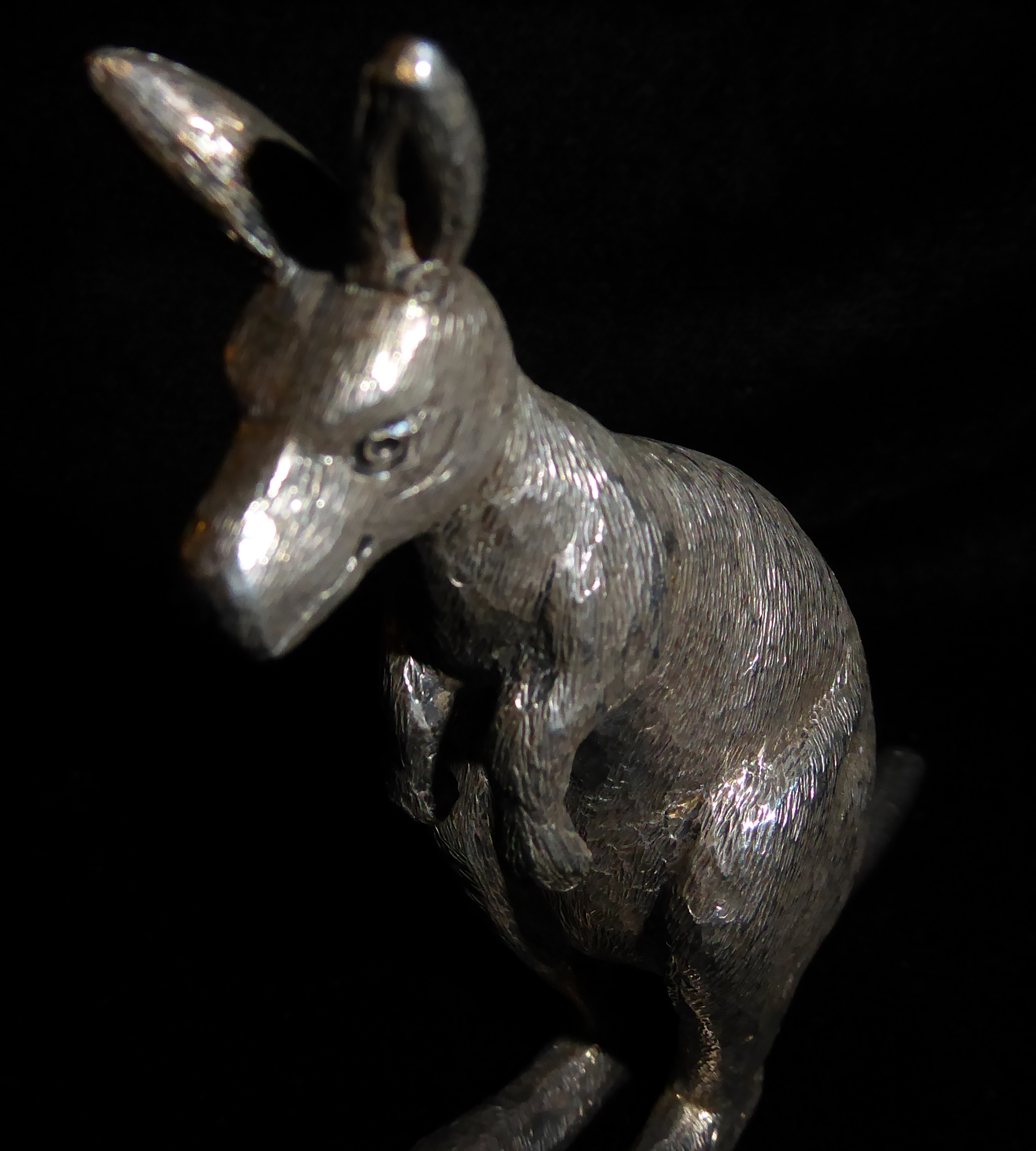 A LATE 19TH/EARLY 20TH CENTURY AUSTRALIAN SILVER KANGAROO FIGURE Standing pose with fine engraved - Image 5 of 6