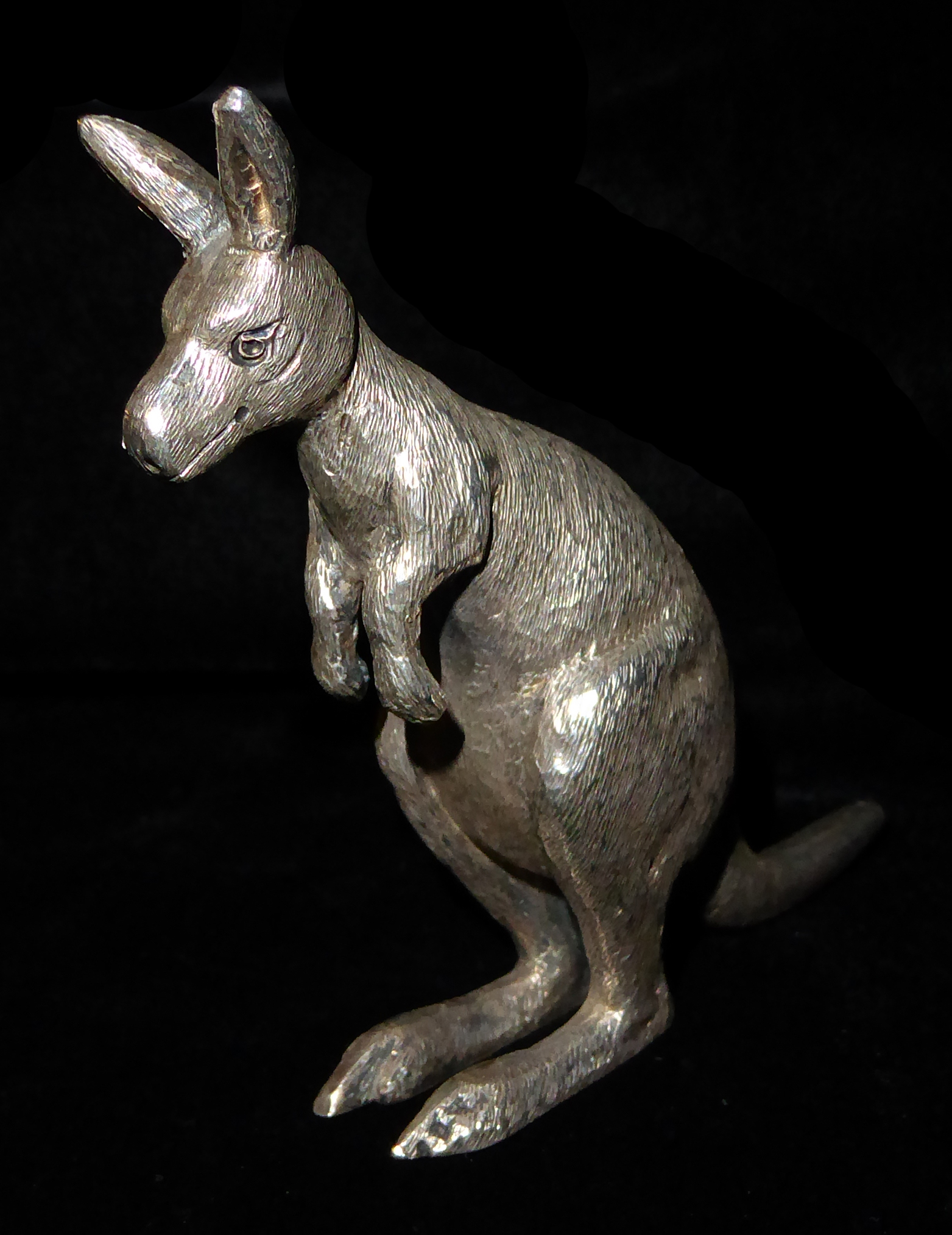 A LATE 19TH/EARLY 20TH CENTURY AUSTRALIAN SILVER KANGAROO FIGURE Standing pose with fine engraved - Image 4 of 6