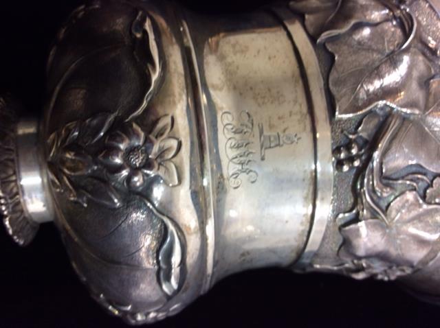 A PAIR OF GEORGIAN SILVER BALUSTER FORM GOBLETS With a wide band of leaves and berries, hallmarked - Image 3 of 4