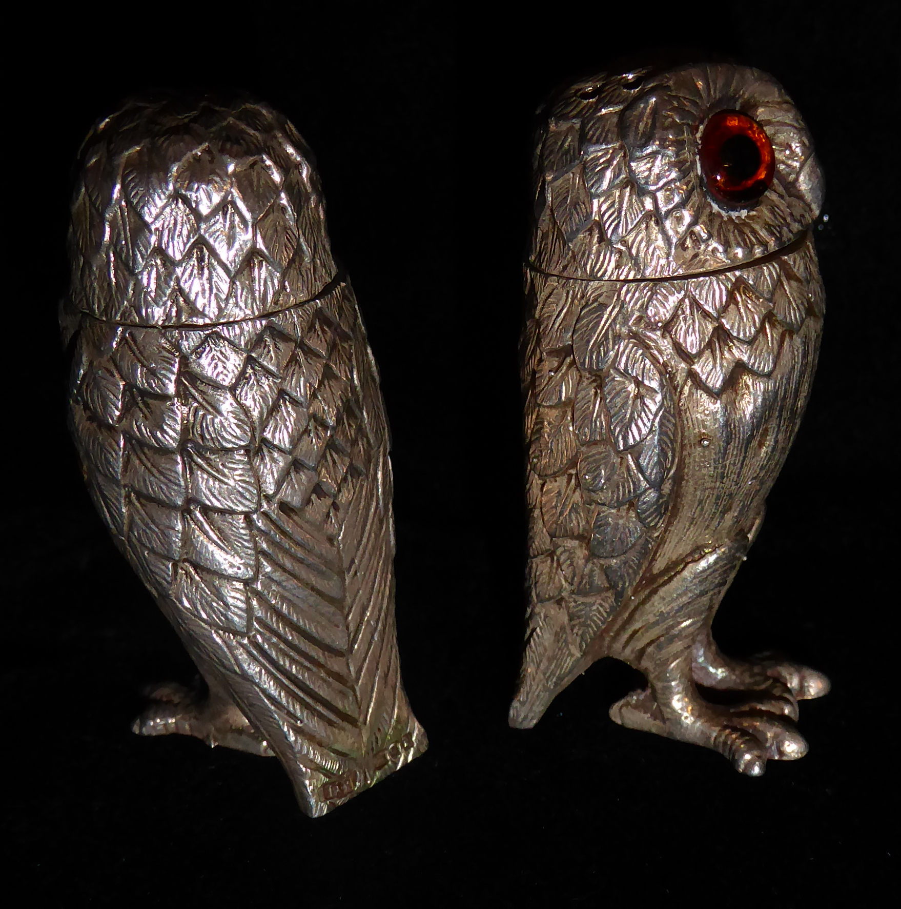 A PAIR OF NOVELTY SILVER OWL PEPPER POTS The detachable heads set with amber glass eyes and embossed - Image 2 of 4