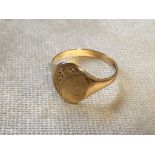 A 9CT GOLD RING OVAL SHAPE SIGNET RING WITH A PATTERN ON ONE HALF AND INITIAL C ON THE OTHER SIZE