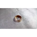 A 9CT GOLD RING PLAIN BAND GOOD WEIGHT 6.5G SIZE M