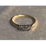 AN 18CT GOLD AND DIAMOND RING SET WITH THREE DIAMONDS IN A ROW SIXE U