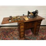 VINTAGE SINGER SEWING MACHINE IN ORIGINAL CABINET WITH SPARE PARTS, INSTRUCTION MANNELLS ACCESSORIES