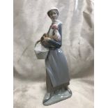 LLADRO SPANISH PORCELAINE 'EGG LADY' YEAR 1977 GOOD CONDITION