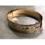 A 9CT GOLD METAL CORE BANGLE HAVING A 1/5 GOLD CONTENT, OVERALL WEIGHT 43.12 APPROX (SAFETY CHAIN