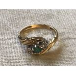 A 9CT GOLD DIAMOND AND EMERALD RING, EMERALD AND DIAMONDS SET IN A TWISTED SHANK SIZE L