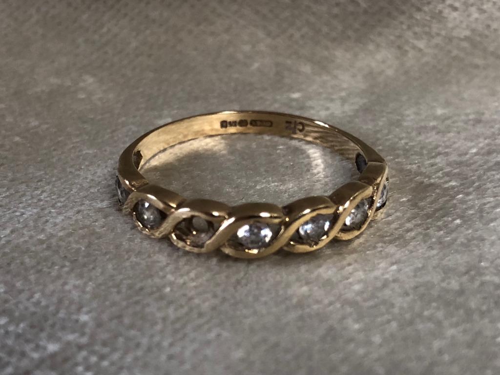 A 9CT GOLD FANCY RING HAVING CZ STONES ACROSS TOP RING SIZE R 1/2 (1 STONE MISSING)