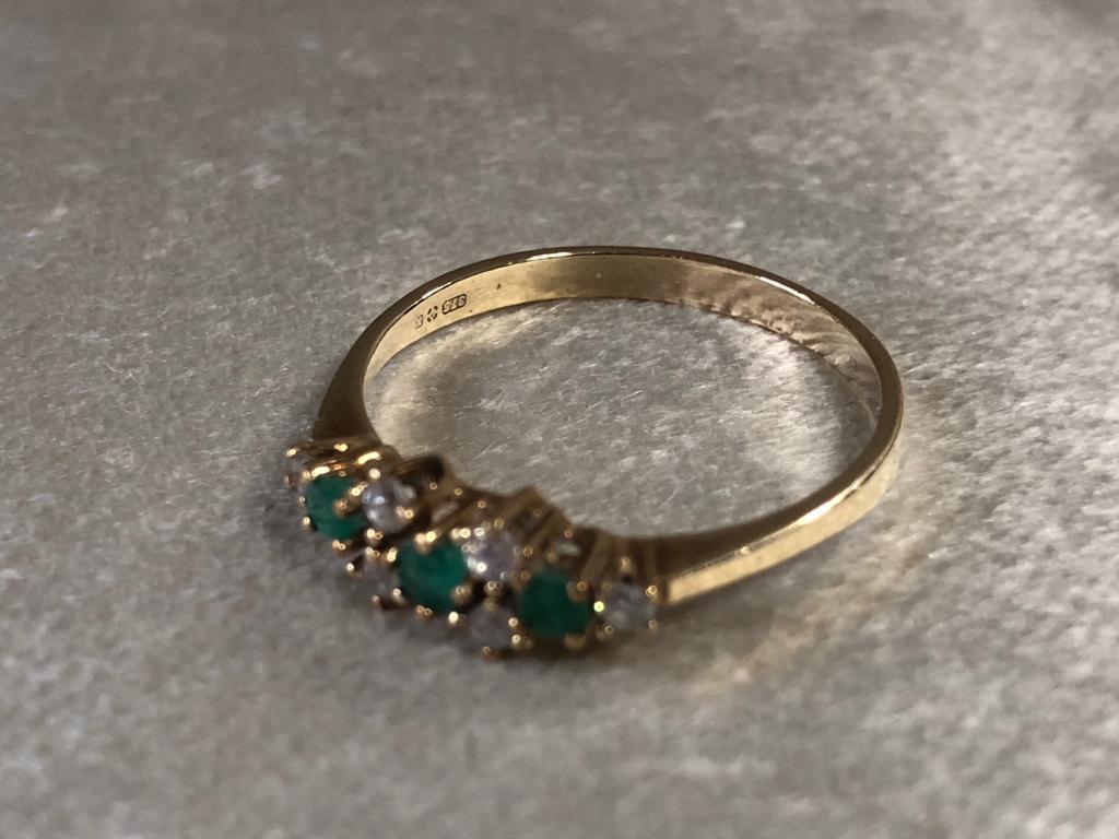 A 9CT GOLD RING HAVING SET WITH SIX CZ AND GREEN STONES POSSIBLY EMERALDS RING SIZE P
