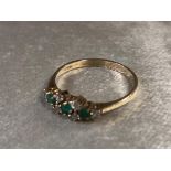 A 9CT GOLD RING HAVING SET WITH SIX CZ AND GREEN STONES POSSIBLY EMERALDS RING SIZE P