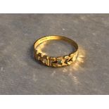 A 22 CT GOLD RING, FANCY DESIGN TO TOP OF BAND SIZE K WEIGHT 1.4G