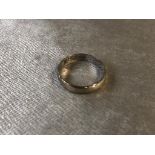 A 9CT GOLD BAND RING PATTERNED EDGING TO PLAIN BAND SIZE N WEIGHT 1.9G