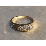 A 9CT GOLD AND DIAMOND RING WITH A CROSSOVER DESIGN IN DIAMONDS SIZE L